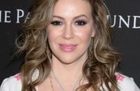 Alyssa Milano : Son oncle fait un malaise au volant, elle lui sauve la vie