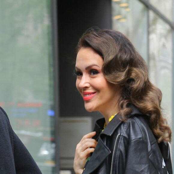 Alyssa Milano, souriante, sort d'un rendez-vous à New York le 11 juin 2019. 