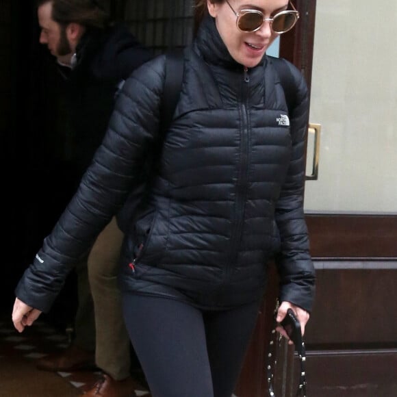 Alyssa Milano quitte son hôtel à New York le 28 novembre 2018. 