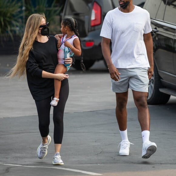 Exclusif - Khloé Kardashian et Tristan Thompson se retrouvent pour accompagner leur fille True à un cours de danse dans le quartier de Calabasas à Los Angeles. Le 17 août 2021