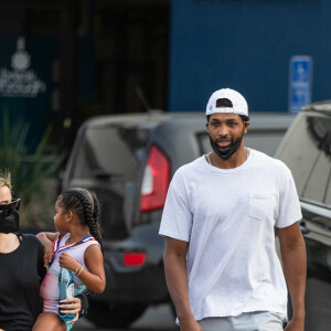 Exclusif - Khloé Kardashian et Tristan Thompson se retrouvent pour accompagner leur fille True à un cours de danse dans le quartier de Calabasas à Los Angeles. Le 17 août 2021