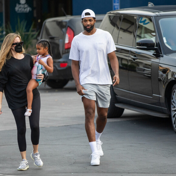 Exclusif - Khloé Kardashian et Tristan Thompson se retrouvent pour accompagner leur fille True à un cours de danse dans le quartier de Calabasas à Los Angeles. Le 17 août 2021