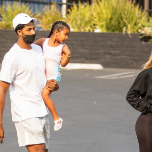 Exclusif - Khloé Kardashian et Tristan Thompson se retrouvent pour accompagner leur fille True à un cours de danse dans le quartier de Calabasas à Los Angeles. Le 17 août 2021