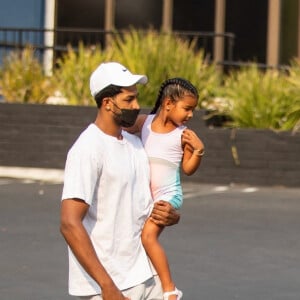 Exclusif - Khloé Kardashian et Tristan Thompson se retrouvent pour accompagner leur fille True à un cours de danse dans le quartier de Calabasas à Los Angeles. Le 17 août 2021