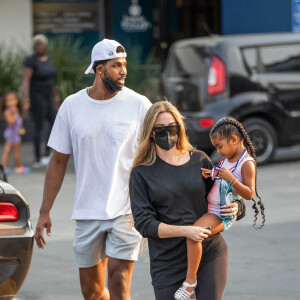 Exclusif - Khloé Kardashian et Tristan Thompson se retrouvent pour accompagner leur fille True à un cours de danse dans le quartier de Calabasas à Los Angeles. Le 17 août 2021