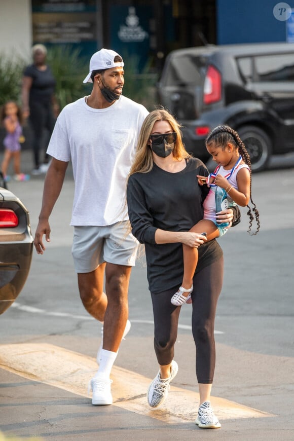 Exclusif - Khloé Kardashian et Tristan Thompson se retrouvent pour accompagner leur fille True à un cours de danse dans le quartier de Calabasas à Los Angeles. Le 17 août 2021