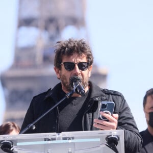 Patrick Bruel, Arthur - Arrivées des people à la manifestation de soutien à la famille de Sarah Halimi sur la place du Trocadéro à Paris le 25 avril 2021. © Cyril Moreau/Bestimage