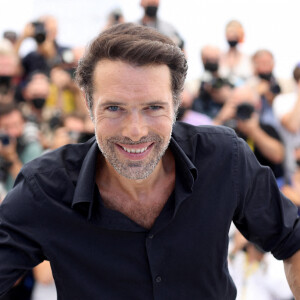 Nicolas Bedos (réalisateur) au photocall du film Oss 117 : Alerte Rouge En Afrique Noire lors du 74ème festival international du film de Cannes. © Borde / Jacovides / Moreau / Bestimage