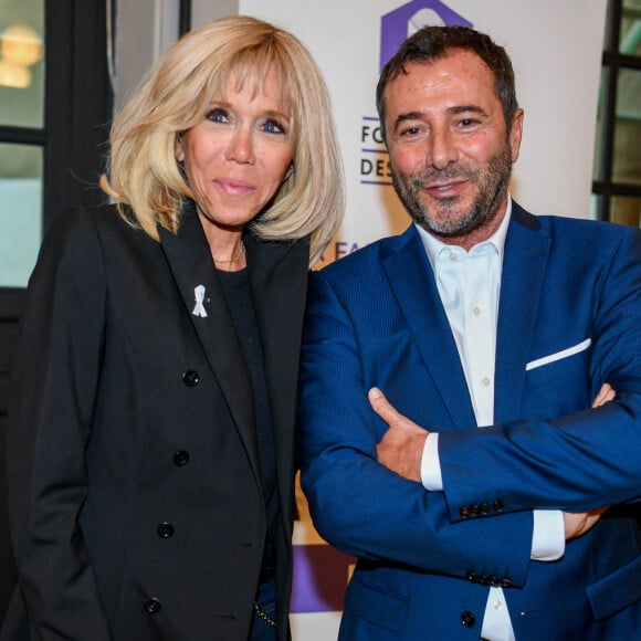 Exclusif - Bernard Montiel et la Première Dame Brigitte Macron - L'artiste L.Jenkell dévoile en exclusivité une sculpture unique au profit de la Fondation des Femmes à la Cité Audacieuse le 9 juin 2020. L.Jenkell, plasticienne et sculptrice, fait partie du mouvement néo-pop et expose dans le monde entier. Notemment une exposition en solo à New York "Crossroads of the Wolrd" à l'invitation des gouverneurs de New York et du New Jersey. L'exposition s'est déplacée à l'Oculus sur les lieux du World Trade Center, pour finir à l'aéroport JFK International. L'exposition a présenté les emblématiques Flag Candies de Jenkell, commandées pour la première fois par le G20 à l'occasion de leur sommet à Cannes en 2011, ainsi que ses dernières créations sur les problèmes environnementaux imminents comme l'épuisement des terres cultivées en café, la prolifération des plantes non biodégradables produits jetables et le braconnage des animaux en voie de disparition.  La Fondation des Femmes est la structure qui gère les fonds récoltés lors des collectes auprès des particuliers. Elle opère leur redistribution vers les associations. Elle est sous égide de la Fondation de France. Composée d'un COMEX (Comité Exécutif), celui-ci détermine les priorités annuelles et décide de l'attribution des fonds. Le Comité Exécutif dispose de toute liberté dans l'approbation des projets. L'objet de la Fondation des Femmes est la lutte contre toutes les violences faites aux femmes. © Sébastien Valiela / Bestimage