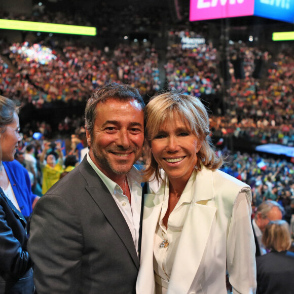 Bernard Montiel et Brigitte Macron - La famille, les amis et soutiens d'Emmanuel Macron dans les tribunes lors du grand meeting d'Emmanuel Macron à l'AccorHotels Arena à Paris, le lundi 17 avril 2017. © Dominique Jacovides - Sébastien Valiela / Bestimage