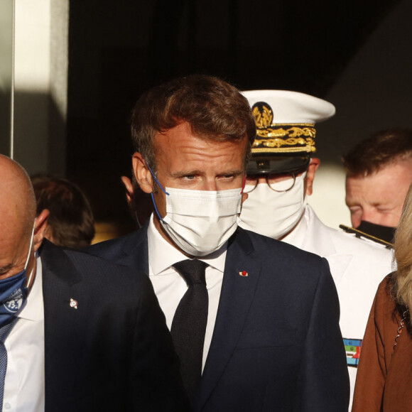 Le président de la. République française Emmanuel Macron et sa femme la Première Dame Brigitte Macron participent à la cérémonie du 77ème anniversaire de la libération de la ville de Bormes-les-Mimosas, France, le 17 août 2021. © Eric Gaillard/Pool/Bestimage