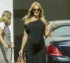 Exclusif - Rosie Huntington-Whiteley enceinte dans les rues de Beverly Hills, le 22 mai 2017