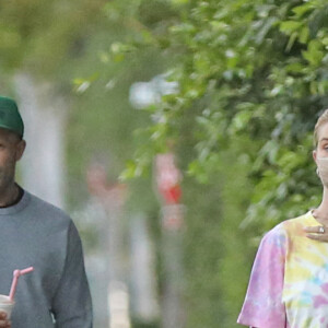 Exclusif - Jason Statham et sa fiancée Rosie Huntington-Whiteley ont été aperçus en balade avec leur fils Jack dans les rues de Los Angeles pendant l'épidémie de coronavirus (Covid-19), le 22 juillet 2020