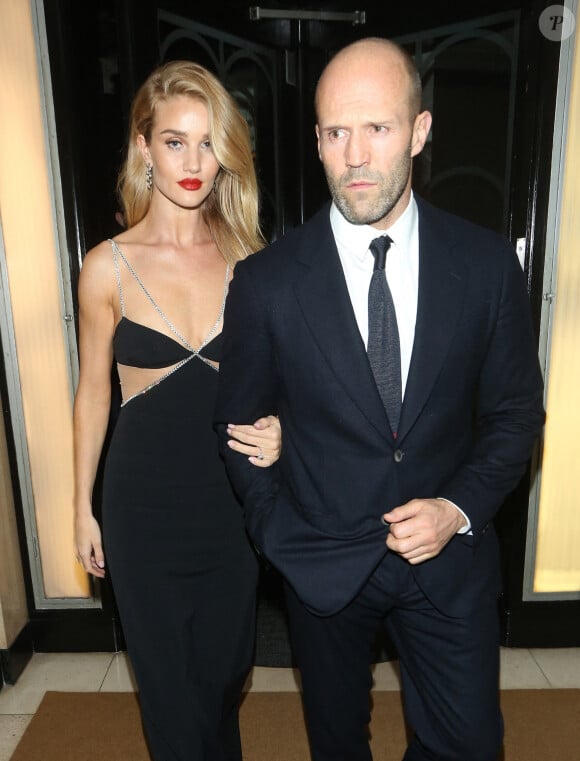 Jason Statham et sa compagne Rosie Huntington-Whiteley quittent la soirée 'The Harper's Bazaar Women Of The Year Awards' à l'hôtel Claridge's à Londres, le 29 octobre 2019.