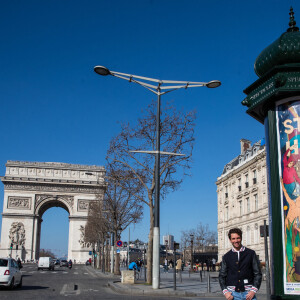 Exclusif - Mika et neuf autres artistes redonnent des couleurs à Paris le 28 février 2021. Les affiches réalisées par dix artistes, dont le chanteur Mika, seront exposées en mars à Paris. © Cyril Moreau / Bestimage 