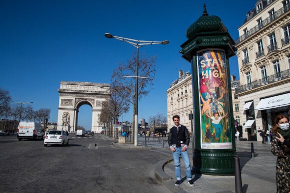 Exclusif - Mika et neuf autres artistes redonnent des couleurs à Paris le 28 février 2021. Les affiches réalisées par dix artistes, dont le chanteur Mika, seront exposées en mars à Paris. © Cyril Moreau / Bestimage 