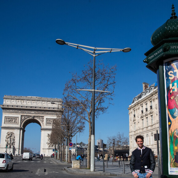 Exclusif - Mika et neuf autres artistes redonnent des couleurs à Paris le 28 février 2021. Les affiches réalisées par dix artistes, dont le chanteur Mika, seront exposées en mars à Paris. © Cyril Moreau / Bestimage 