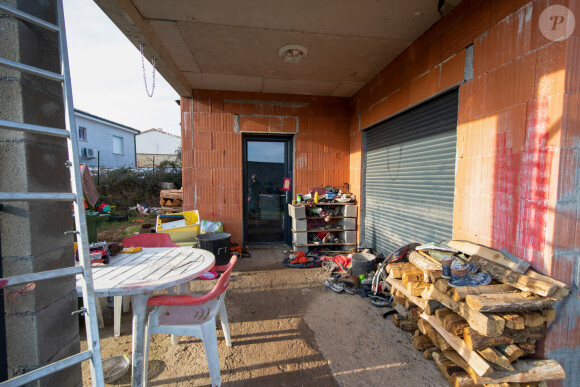 La maison en construction de Delphine Jubillar (Aussaguel) , disparue sans laisser de traces depuis le 16 décembre 2020 à Cagnac les Mines dans le Tarn. Un gendarme et une équipe du service des eaux ont mené des investigations pour chercher des traces dans le réseau raccordé à la maison. Le 7 janvier 2021. © Frédéric Maligne / Bestimage