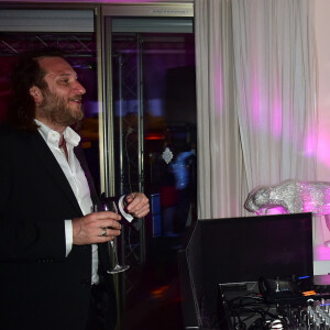 Exclusif - Valérie Damidot, devant son mari Régis Viogeat, aux platines sur la terrasse Sandra & Co lors du 69ème Festival International du Film de Cannes. Le 16 mai 2016 © Giancarlo Gorassini / Bestimage