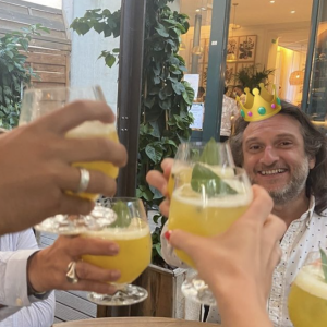 Valérie Damidot célèbre le cinquantième anniversaire de son compagnon Régis Viogeat au Manzili, restaurant du gagnant de "Top Chef" Mohamed Cheikh, en août 2021.
