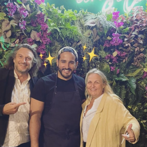 Valérie Damidot célèbre le cinquantième anniversaire de son compagnon Régis Viogeat au Manzili, restaurant du gagnant de "Top Chef" Mohamed Cheikh, en août 2021.