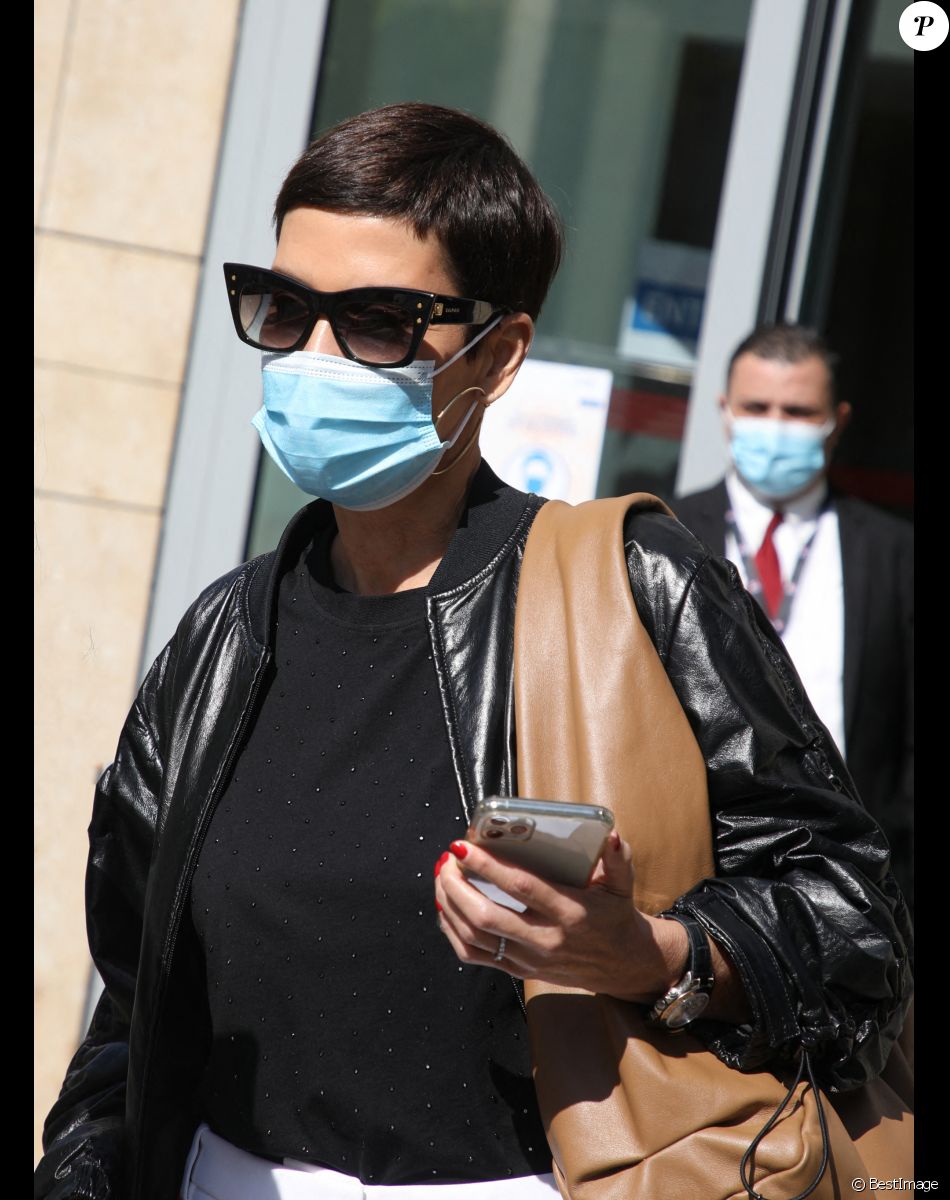 Exclusif - Cristina Cordula, masquée à la sortie des studios RTL à Neuilly-sur-Seine le 21 septembre 2020.