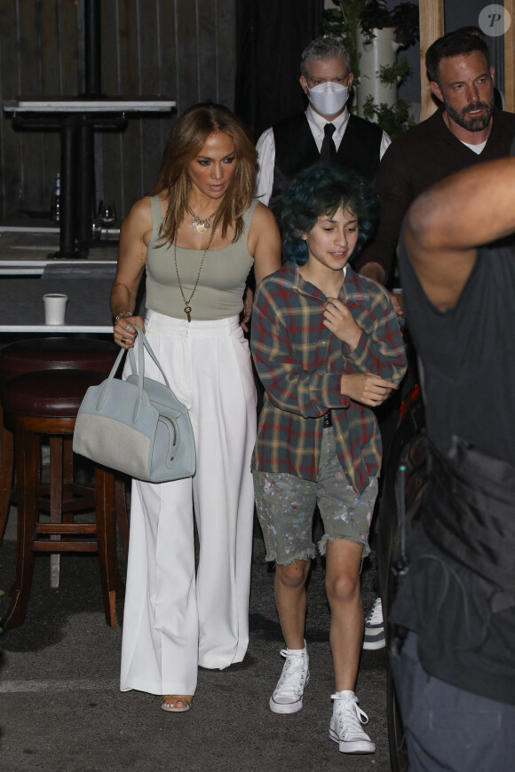 Jennifer Lopez est allée diner avec sa fille Emme et son compagnon Ben Affleck au restaurant Craig's à West Hollywood, Los Angeles, Californie, Etats-Unis, le 11 août 2021. 