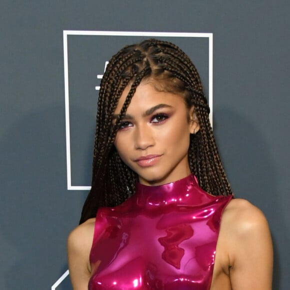 Zendaya, habillée d'un plastron et d'une jupe Tom Ford, assiste à la 25ème édition de la soirée des Critics Choice Awards au Barker Hangar à Santa Monica. Le 12 janvier 2020.