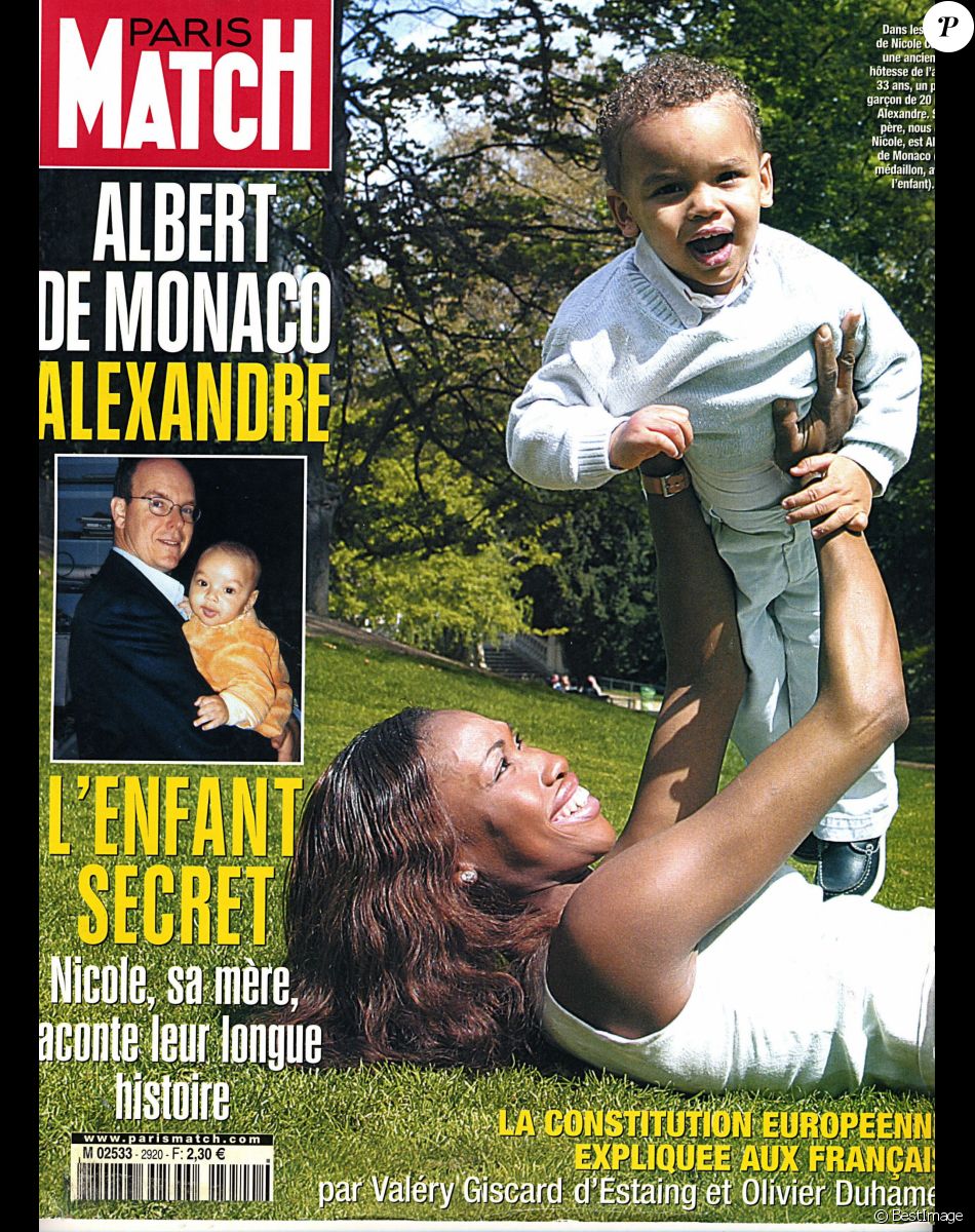 Nicole Coste et son fils Alexandre, né de sa relation hors mariage avec le prince Albert de Monaco, en couverture du magazine Paris Match en 2005.