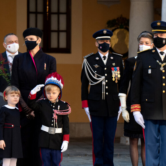 La princesse Charlène de Monaco, la princesse Gabriella de Monaco, comtesse de Carladès, le prince Jacques de Monaco, marquis des Baux, le prince Albert II de Monaco, la princesse Caroline de Hanovre - La famille princière assiste à une cérémonie de remise de médaille dans la cours du Palais de Monaco lors de la Fête Nationale 2020 de la principauté de Monaco le 19 novembre 2020. © David Nivière / Pool / Bestimage