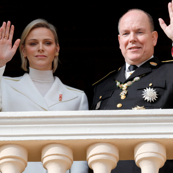 Le prince Albert II de Monaco, la princesse Charlène de Monaco - La famille princière de Monaco au balcon du palais lors de la Fête nationale monégasque à Monaco. Le 19 novembre 2019 © Claudia Albuquerque / Bestimage 