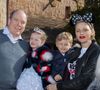 Le prince Albert II et la princesse Charlène de Monaco posent avec leurs enfants le prince Jacques de Monaco et la princesse Gabriella de Monaco à Disneyland Paris. © Disney via Bestimage