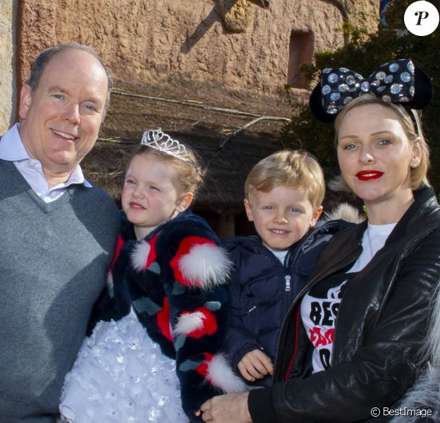 Le prince Albert II et la princesse Charlène de Monaco posent avec leurs enfants le prince Jacques de Monaco et la princesse Gabriella de Monaco à Disneyland Paris. © Disney via Bestimage