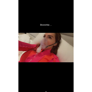 Nabilla s'affiche avec un aérosol respiratoire sur Snapchat. Elle dit avoir une bronchite.