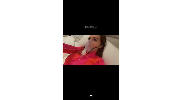 Nabilla s'affiche avec un aérosol respiratoire sur Snapchat. Elle dit avoir une bronchite.