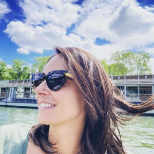 Julia Vignali est en vacances à Paris.