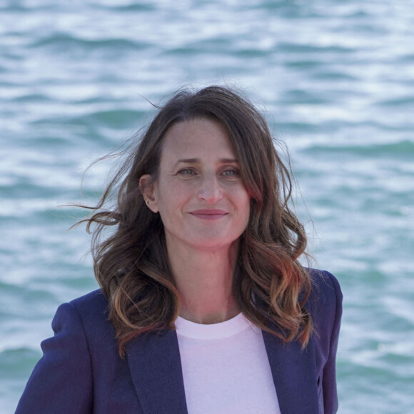 Camille Cottin lors du photocall de "Dix Pour Cent" dans le cadre de Canneseries saison 3 au Palais des Festivals à Cannes le 13 octobre 2020. © Norbert Scannella / Panoramic / Bestimage