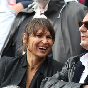 Jean-Luc Reichmann et sa femme Nathalie dans les tribunes des Internationaux de France de tennis de Roland Garros à Paris. Le 31 mai 2015. 