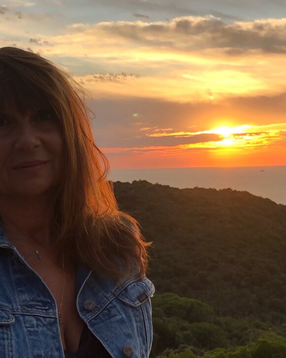 Nathalie Lecoultre face à un sublime coucher de soleil.