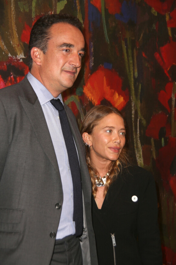 Mary-Kate Olsen et Olivier Sarkozy assistent à la 26e édition annuelle de Take Home a Nude Art Party and Auction au profit de la New York Academy of Art Sothebys NYC le 11 octobre 2017.