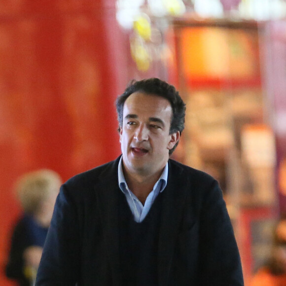 Exclusif - Mary-Kate Olsen et son fiancé Olivier Sarkozy à l'aéroport Roissy-Charles-de-Gaulle pour se rendre à New York après leur séjour à Paris, le 6 avril 2014.