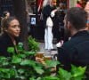 Exclusif - Mary-Kate Olsen lors d'un dîner avec un inconnu en terrasse à New York le 4 mai 2021.