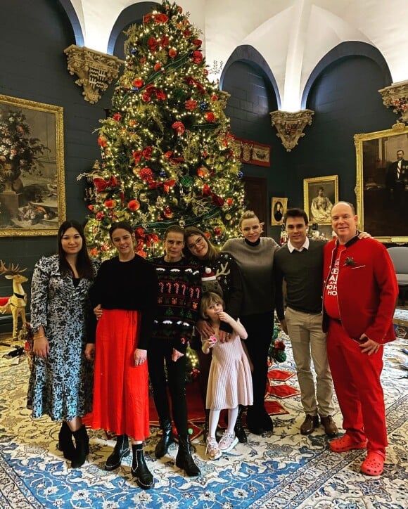 Le prince Albert, la princesse Charlene et leur fille Gabriella avec la princesse Stéphanie et ses enfants en famille pour Noël sur Instagram, décembre 2020.