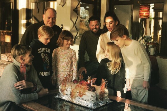 Le prince Albert, la princesse Charlene, leurs enfants Jacques et Gabriella, avec la famille de la princesse Charlene en Afrique du Sud, sur Instagram, juin 2021.