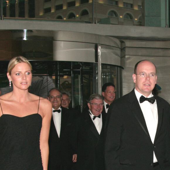 Le Prince Albert de Monaco et Charlene Wittstock lors de la première sortie officielle du couple à l'occasion du gala de l'Automobile Club à l'occasion du Grand Prix de Formule 1 à Monaco, le 28 mai 2006.