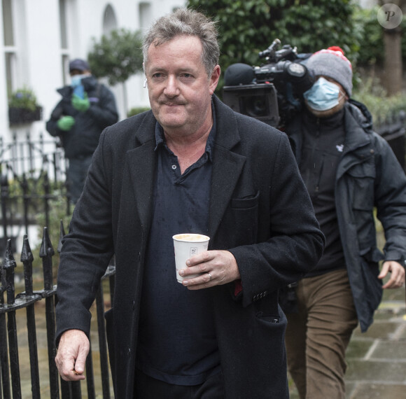 L'animateur de la télévision britannique Piers Morgan rentre chez lui après avoir déposé sa fille Elise, 8 ans, à l'école à Londres, le 10 mars 2021. 