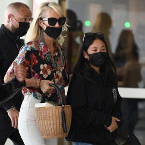 Exclusif - Laeticia Hallyday avec son compagnon Jalil Lespert, sa fille Joy arrivent à l'aéroport d'Orly accompagnés de Carl (chauffeur) le 7 juillet 2021. Laeticia emmène Jalil sur les terres de son enfance.