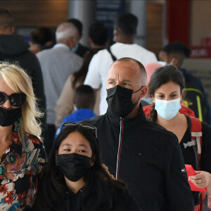 Exclusif - Laeticia Hallyday avec son compagnon Jalil Lespert, sa fille Joy arrivent à l'aéroport d'Orly accompagnés de Carl (chauffeur) le 7 juillet 2021. Laeticia emmène Jalil sur les terres de son enfance.
