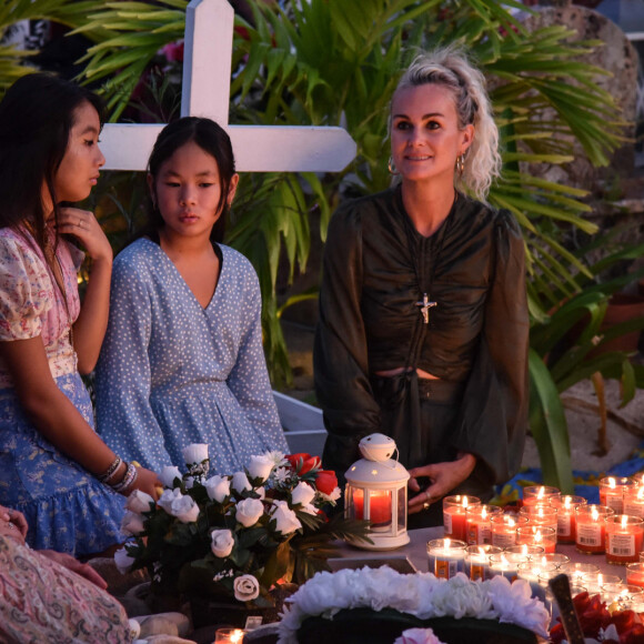 Liliane Jossua, Laeticia Hallyday et ses filles Jade et Joy - Pour le deuxième anniversaire de la mort de Johnny, Laeticia Hallyday et ses filles Jade et Joy se recueillent sur sa tombe au cimetière de Lorient à Saint-Barthélémy le 5 décembre 2019.