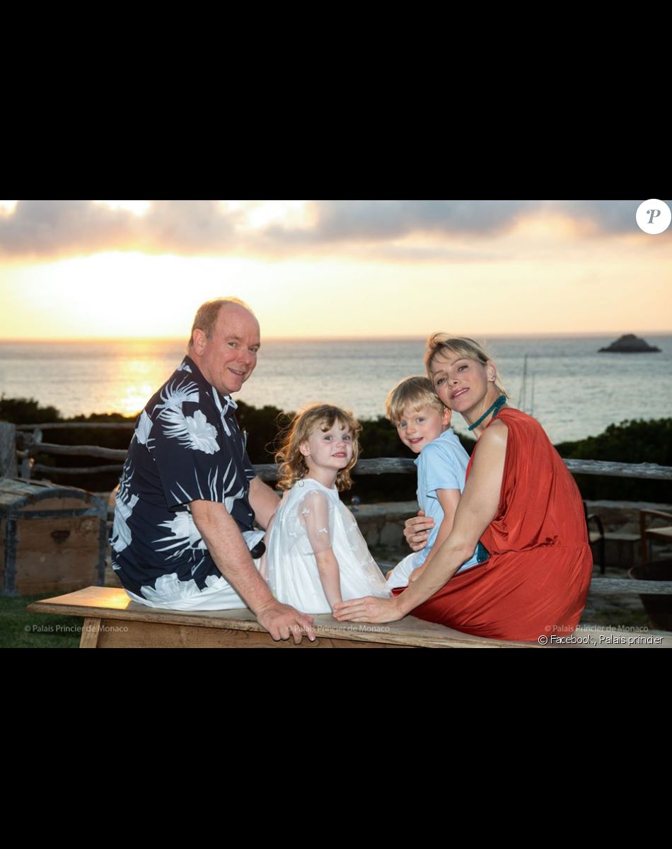 Le prince Albert de Monaco, son épouse Charlene et leurs deux enfants Jacques et Gabriella (5 ans), été 2020.
